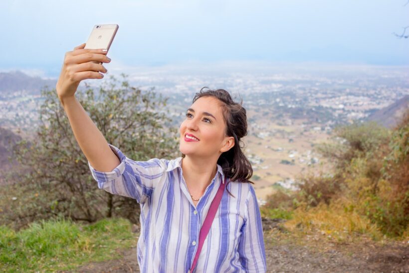 Chica con movil en la sierra