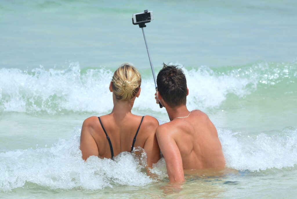 foto de una mujer y hombe en la playa