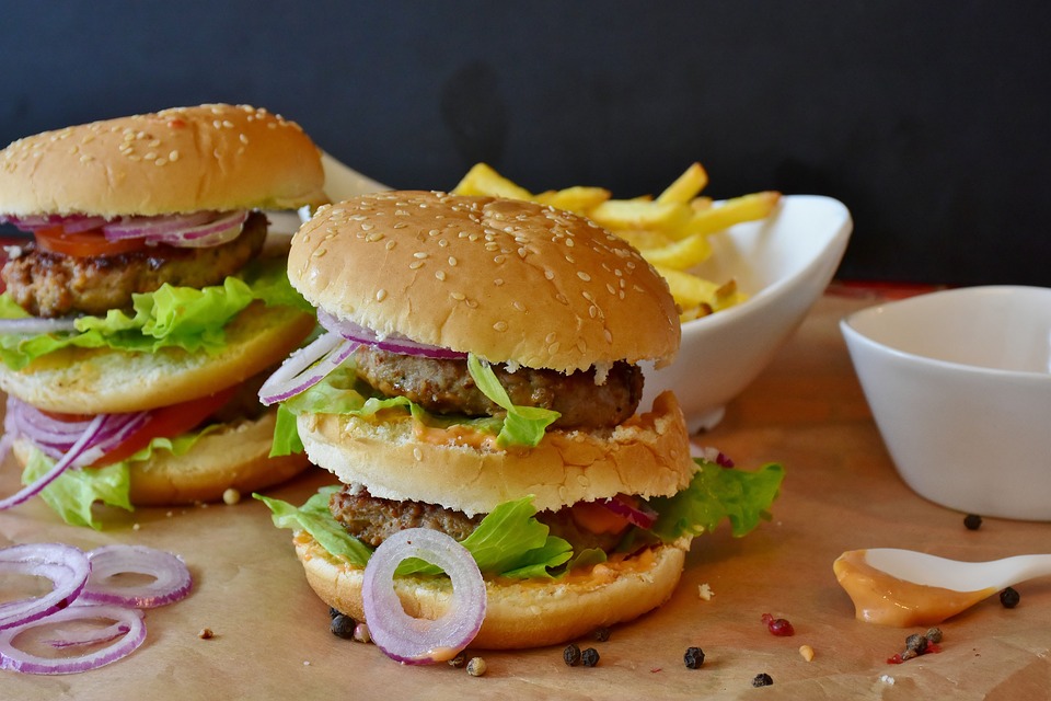 hamburguesas con patatas