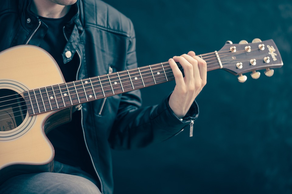 Chico tocando la guitarra