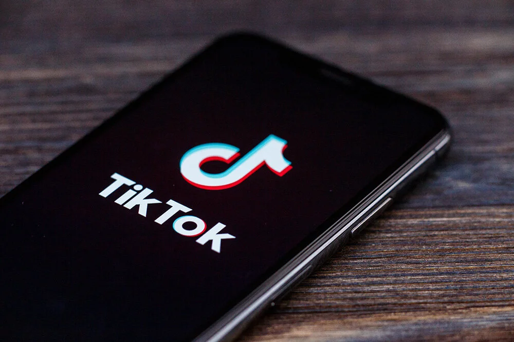 Foto de móvil con TikTok abierto